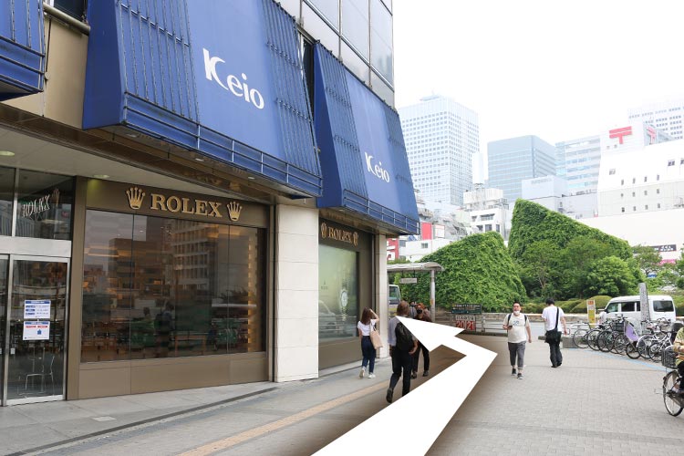 ①左手に京王百貨店を見ながら道なりに進む。