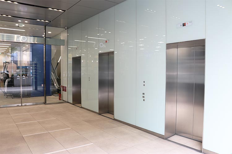 ④地下1階へお越しください。