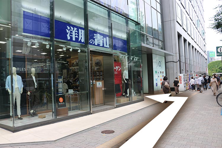 ③１階が洋服の青山のビルです。